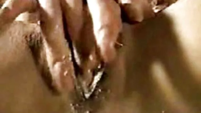 Miễn phí khiêu dâm, không giấy đăng ký  Một cô gái đi một con chó lớn, trong một chiếc phim set nhat moi váy ngắn, cho thấy cô lớn